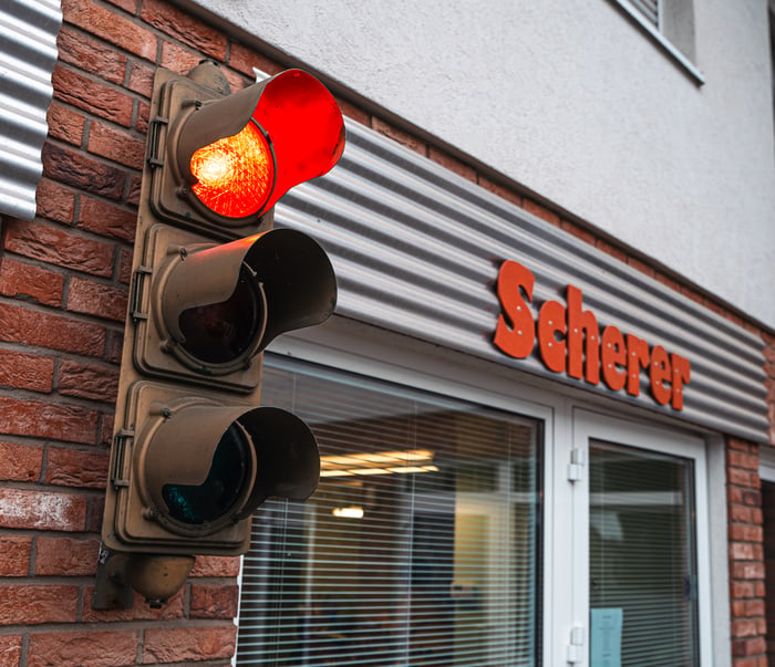Ampel vor der Fahrschule Scherer